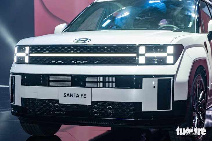 Phần đầu xe nổi bật với cụm đèn chiếu sáng Adaptive LED thích ứng tự động (AHB-LED), cùng cụm đèn chiếu sáng ban ngày tạo hình chữ H. Lưới tản nhiệt lấy cảm hứng từ logo Hyundai dạng phẳng 2D, có tính năng AAF (Active Air Flap) đóng mở tự động thông minh tùy theo nhiệt độ động cơ và các chế độ vận hành - Ảnh: THẾ ANH