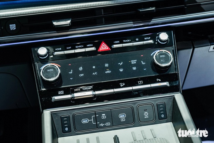 Điều khiển điều hòa được tích hợp lên màn hình cảm ứng riêng biệt kích thước 6,6 inch kết hợp cùng 2 núm vật lý - Ảnh: THẾ ANH