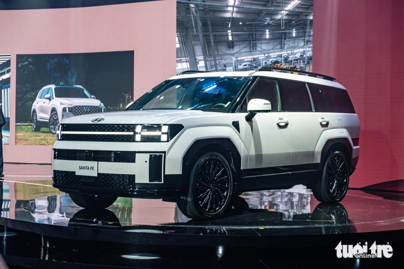 Hyundai Santa Fe thế hệ mới được phát triển dựa trên nền tảng khung gầm N-Platform, kích thước tổng thể 4.830 x 1.900 x 1.780 (mm), trục cơ sở 2.815mm, khoảng sáng gầm 177mm. Như vậy, thế hệ mới dài hơn 45mm, cao hơn 50mm, trục cơ sở tăng thêm 50mm so với thế hệ cũ - Ảnh: THẾ ANH