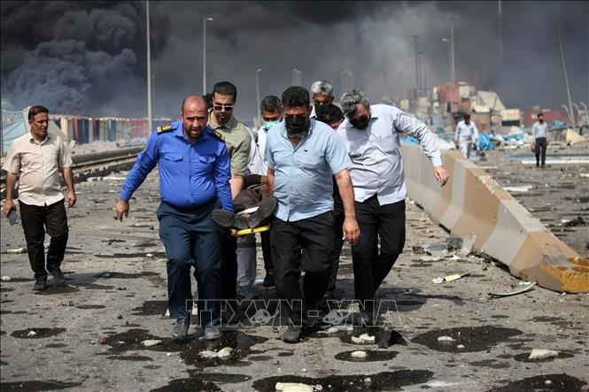 Chuyển người bị thương trong vụ nổ tại cảng Shahid Rajaee ở thành phố Bandar Abbas, tỉnh miền Nam Hormozgan ngày 26/4/2025. Ảnh: IRNA/TTXVN