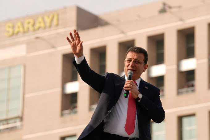 Thị trưởng Istanbul Ekrem Imamoglu diễn thuyết trước tòa án thành phố vào ngày 31/1. Ảnh: AP Thị trưởng Istanbul Ekrem Imamoglu diễn thuyết trước tòa án thành phố vào ngày 31/1. Ảnh: AP