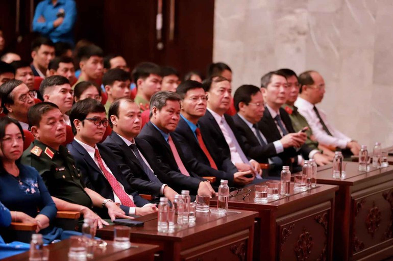 Các đại biểu tham dự chương trình. Các đại biểu tham dự chương trình.