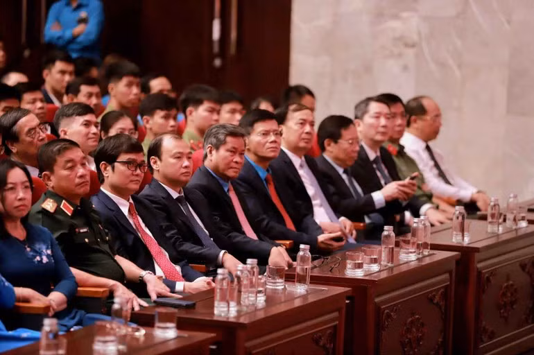 Các đại biểu tham dự chương trình.