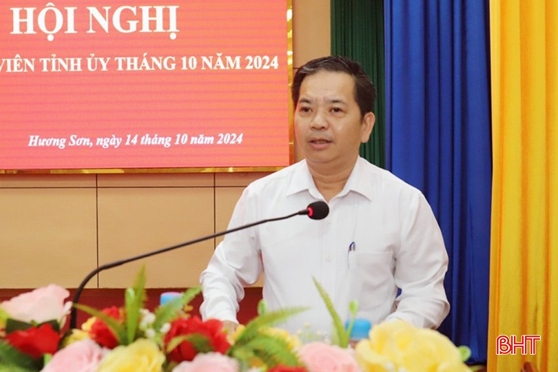 Bí thư Huyện ủy Hương Sơn Bùi Nhân Sâm trình bày kết quả thực hiện nhiệm vụ 9 tháng năm 2024. img-5059-6136-5733-1047.jpg