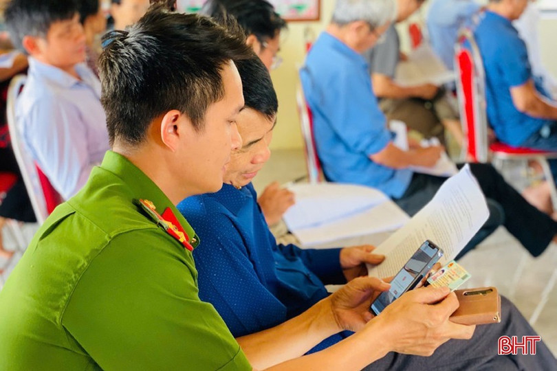 Cán bộ Công an phường Đậu Liêu (TX Hồng Lĩnh) hướng dẫn Nhân dân đóng góp ý kiến về dự thảo sửa đổi, bổ sung Hiến pháp năm 2013 trên ứng dụng VNeID. 8dl.jpg