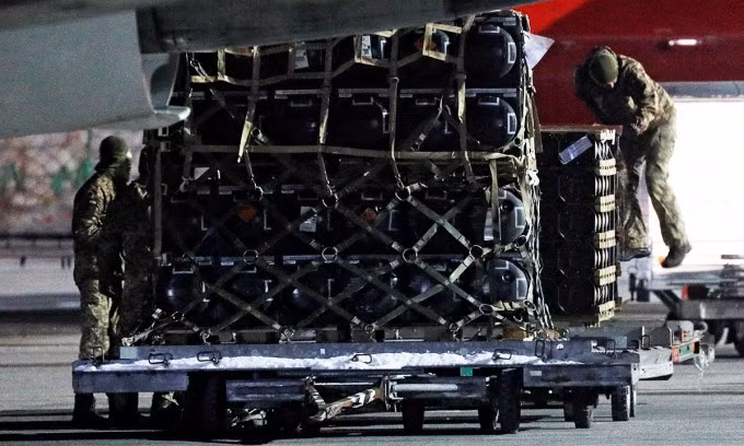 Binh sĩ Ukraine dỡ lô vũ khí được Mỹ chuyển tới thủ đô Kiev tháng 1/2022. Ảnh: Reuters