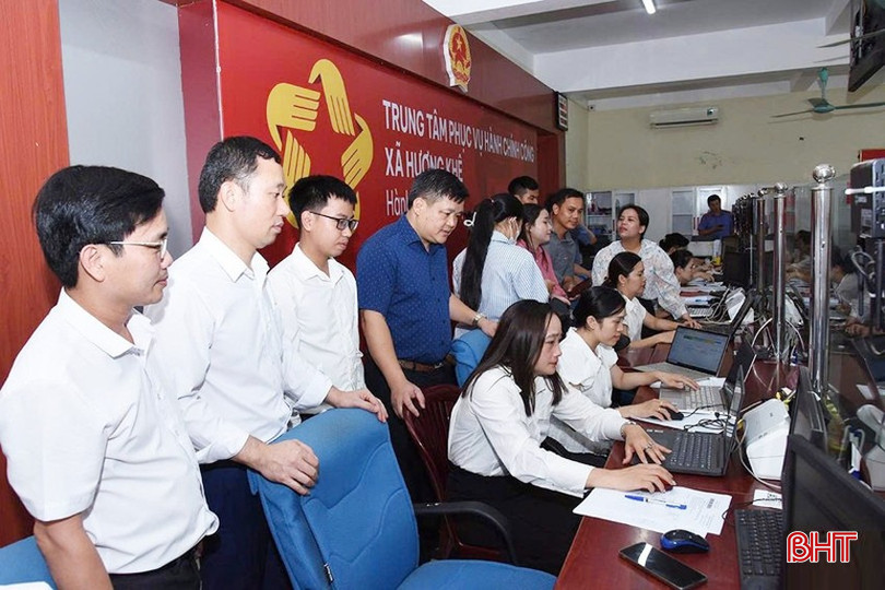 Lãnh đạo xã Hương Khê kiểm tra hoạt động vận hành Trung tâm Phục vụ hành chính công xã. bqbht_br_image-2312.jpg