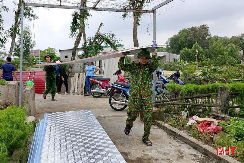 CBCS Đồn Biên phòng Thiên Cầm giúp bà con xã Cẩm Dương (Cẩm Xuyên) khắc phục hậu quả lốc xoáy xảy ra tối 17/9. Không có tiêu đề.jpg