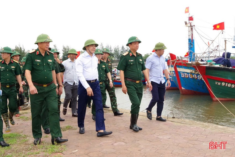 Trung tướng Hà Thọ Bình - Tư lệnh Quân khu 4 và Chủ tịch UBND tỉnh Võ Trọng Hải kiểm tra công tác ứng phó với mưa bão tại cảng Cửa Sót (Lộc Hà) vào sáng 19/9. a1-2340.jpg