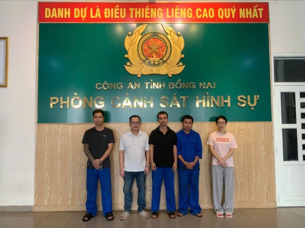 Từ trái qua phải các bị can Hùng, Hiệp, Hay, Trí và Nga. Từ trái qua phải các bị can Hùng, Hiệp, Hay, Trí và Nga.
