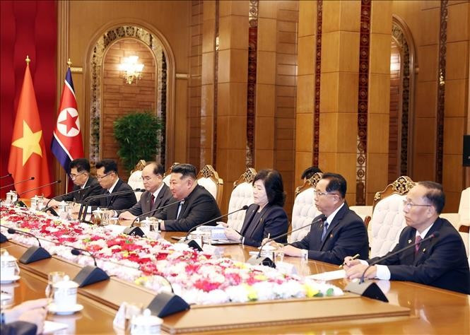 Tổng Bí thư, Chủ tịch Quốc vụ CHDCND Triều Tiên Kim Jong Un và Đoàn cấp cao Triều Tiên tại cuộc hội đàm với Tổng Bí thư Tô Lâm. Ảnh: Thống Nhất/TTXVN