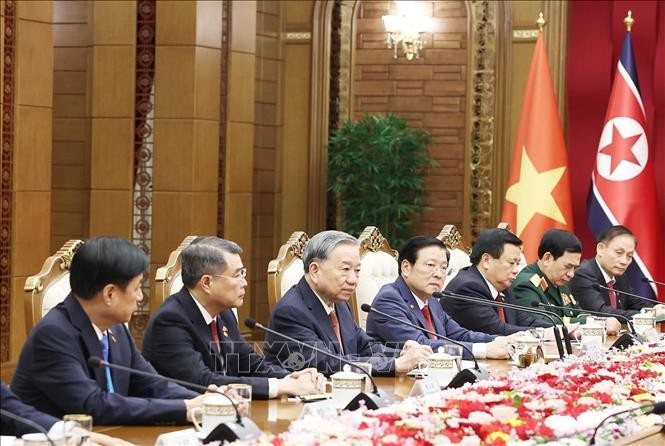 Tổng Bí thư Tô Lâm và Đoàn cấp cao Việt Nam tại cuộc hội đàm với Tổng Bí thư, Chủ tịch Quốc vụ CHDCND Triều Tiên Kim Jong Un. Ảnh: Thống Nhất/TTXVN