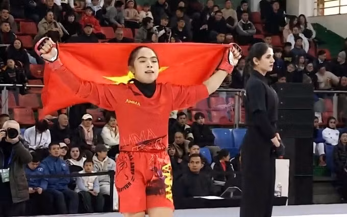 Lò Thị Phung mừng chiến thắng ở giải võ thuật tổng hợp châu Á 2026. Ảnh chụp màn hình