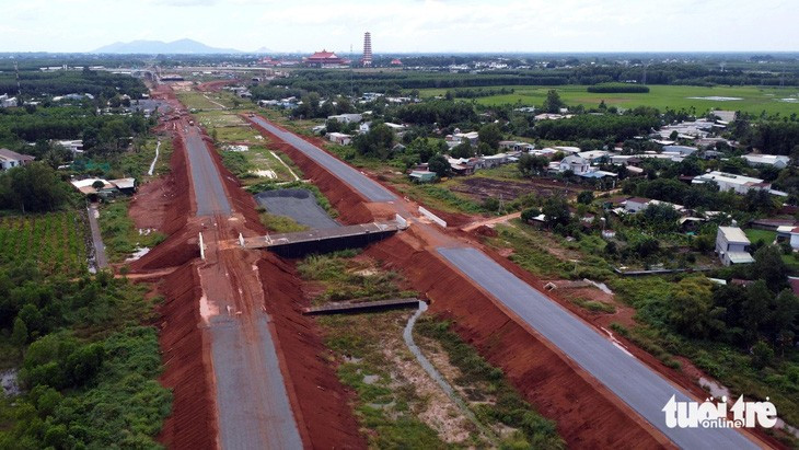 Tuyến đường T2 kết nối đường cao tốc TP.HCM - Long Thành - Dầu Giây dài khoảng 3,5km, quy mô 4 làn xe hiện đã thành hình