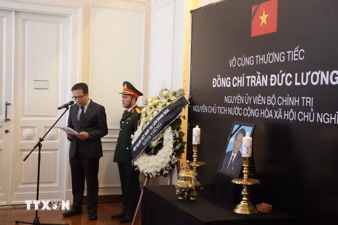 Đại sứ Việt Nam tại LB Nga Đặng Minh Khôi đọc điếu văn bày tỏ tiếc thương đối với nguyên Chủ tịch nước Trần Đức Lương. (Ảnh: Quang Vinh/TTXVN)