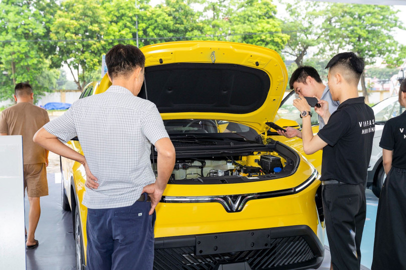 Nhiều tài xế dịch vụ hào hứng với cơ hội sở hữu Limo Green. 2.jpg