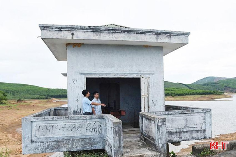 Nhà điều hành của đập Mạc Khê bị mất 1 cánh cửa. 77-8212.jpg