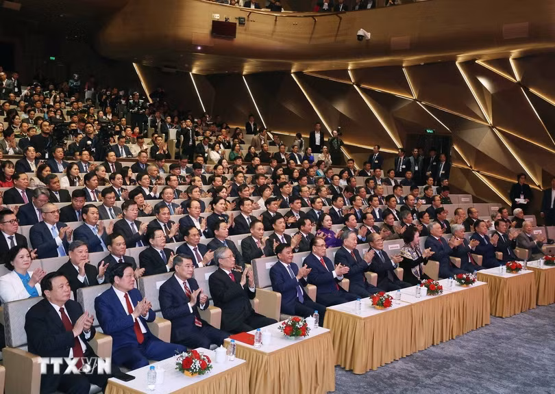 Tổng Bí thư Tô Lâm cùng các lãnh đạo, nguyên lãnh đạo Đảng Nhà nước và các đại biểu dự lễ trao giải. (Ảnh: Thống Nhất/TTXVN)