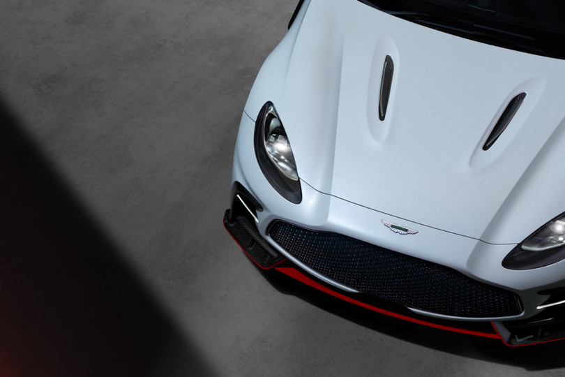 Bên dưới nắp capo của Aston Martin DBX S là khối động cơ V8 twin-turbo 4.0L được thừa hưởng những công nghệ từ Valhalla, công suất 727 mã lực và mô-men xoắn 900 Nm.