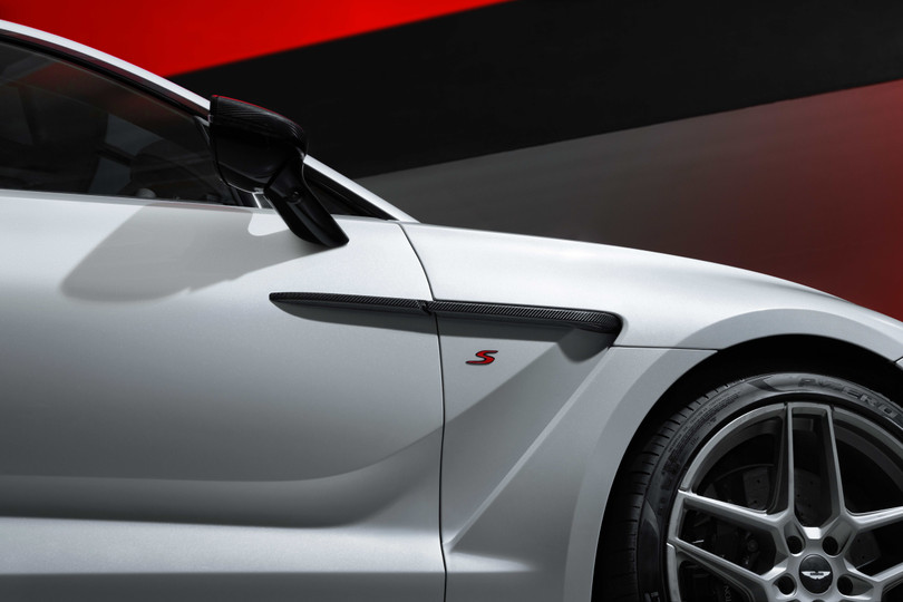 Huy hiệu &quot;S&quot; được đặt phía sau hốc bánh trước. Aston Martin DBX S mang đến 2 gói trang trí ngoại thất tối màu tiêu chuẩn hoặc gói ngoại thất sợi carbon cao cấp.