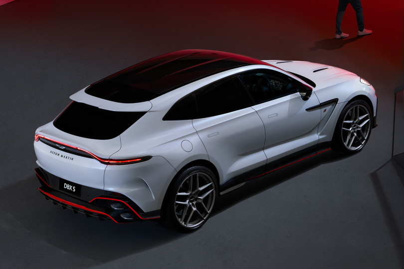 Phần nóc xe cũng có 2 tùy chọn: kính cửa sổ trời Panorama hoặc nóc bằng sợi carbon nhẹ hơn 18 kg, giúp hạ thấp trọng tâm của mẫu SUV hiệu năng cao này.