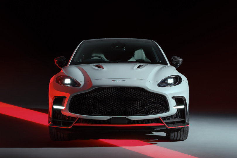 Aston Martin DBX S sở hữu lưới tản nhiệt tổ ong Polycarbonate nhẹ hơn 3 kg. Khách hàng vẫn có thể sử dụng lưới tản nhiệt với các thanh nan nằm ngang như DBX707.