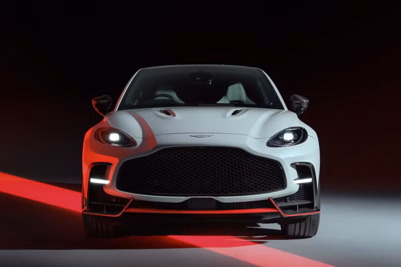 Aston Martin DBX S sở hữu lưới tản nhiệt tổ ong Polycarbonate nhẹ hơn 3 kg. Khách hàng vẫn có thể sử dụng lưới tản nhiệt với các thanh nan nằm ngang như DBX707.