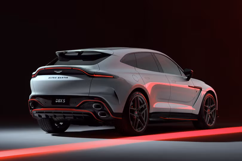 Việc áp dụng nhiều chất liệu trọng lượng nhẹ giúp Aston Martin DBX S có khối lượng 2.198 kg với tỷ lệ phân bổ là 53:47, đồng thời nhẹ hơn DBX707 khoảng 47 kg.
