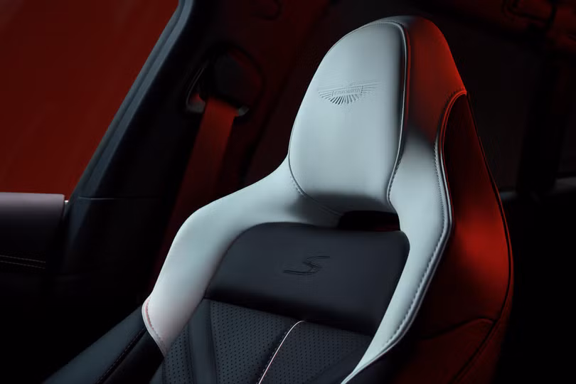 Xe cũng được trang bị nhiều tính năng tiện nghi như hệ thống âm thanh 14 loa Aston Martin Premium Audio công suất 800 W, hoặc tùy chọn hệ thống âm thanh cao cấp Bowers &amp; Wilkin 3D 23 loa công suất 1.600 W.