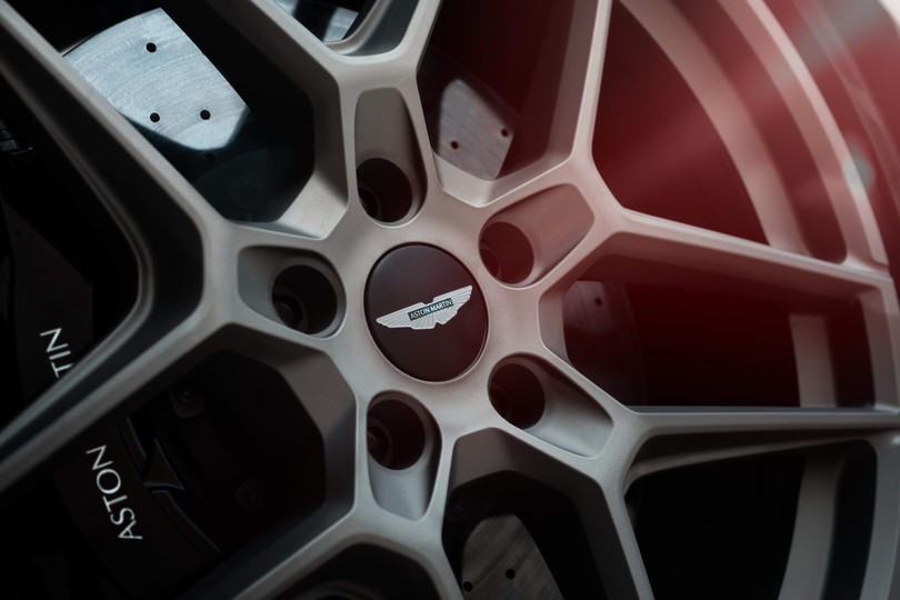 Đĩa phanh tiêu chuẩn bằng carbon-ceramic có kích thước 420 mm ở cầu trước và 390 mm ở cầu sau. Khách hàng có đến 9 tùy chọn màu sơn kẹp phanh.