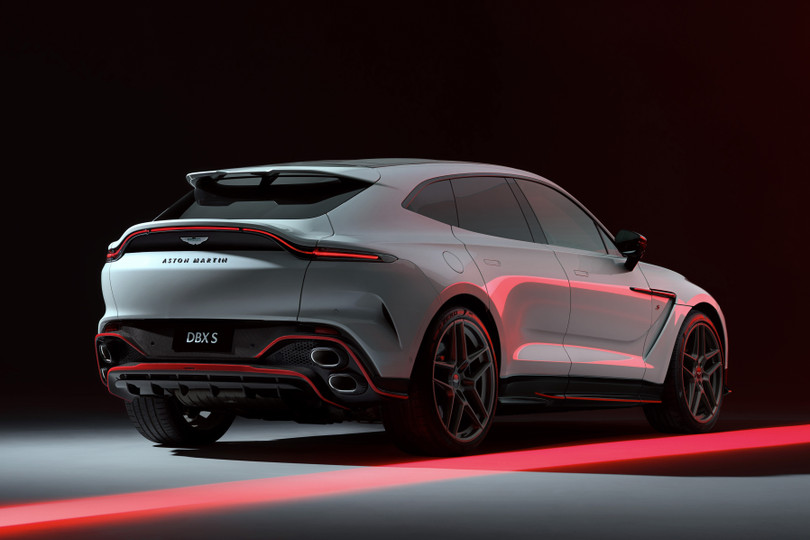 Việc áp dụng nhiều chất liệu trọng lượng nhẹ giúp Aston Martin DBX S có khối lượng 2.198 kg với tỷ lệ phân bổ là 53:47, đồng thời nhẹ hơn DBX707 khoảng 47 kg.