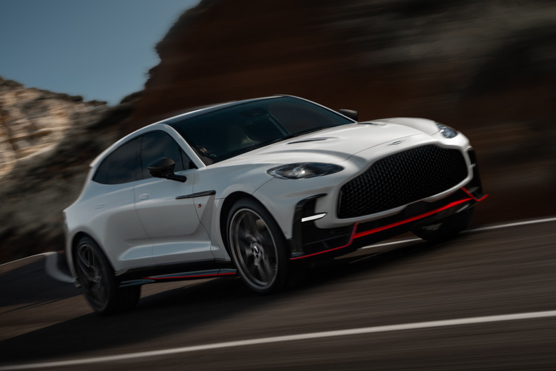 Đi kèm với động cơ này là hộp số ly hợp đa đĩa ướt 9 cấp và hệ thống dẫn động 4 bánh toàn thời gian, giúp chiếc siêu SUV này có thể tăng tốc từ 0 lên 100 km/h trong 3,3 giây, trước khi đạt tốc độ tối đa 310 km/h.