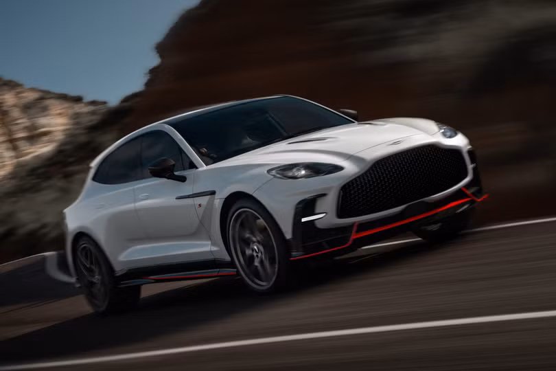 Đi kèm với động cơ này là hộp số ly hợp đa đĩa ướt 9 cấp và hệ thống dẫn động 4 bánh toàn thời gian, giúp chiếc siêu SUV này có thể tăng tốc từ 0 lên 100 km/h trong 3,3 giây, trước khi đạt tốc độ tối đa 310 km/h.