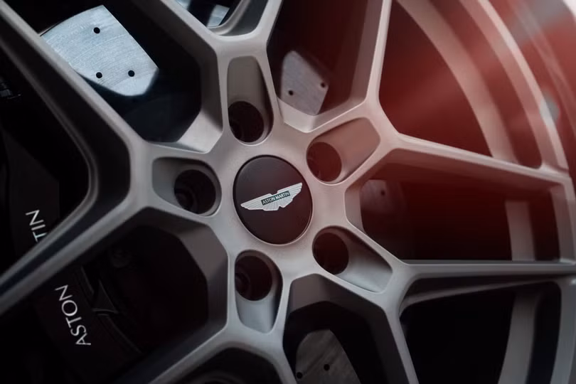 Đĩa phanh tiêu chuẩn bằng carbon-ceramic có kích thước 420 mm ở cầu trước và 390 mm ở cầu sau. Khách hàng có đến 9 tùy chọn màu sơn kẹp phanh.