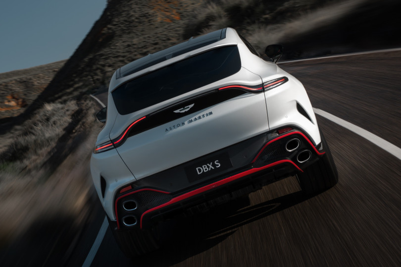 Aston Martin DBX S có 5 chế độ lái khác nhau là GT, Sport, Sport+, Terrain và Individual, vốn cho phép người lái tự lập cấu hình hệ thống treo, trợ lực lái và hệ thống ống xả.