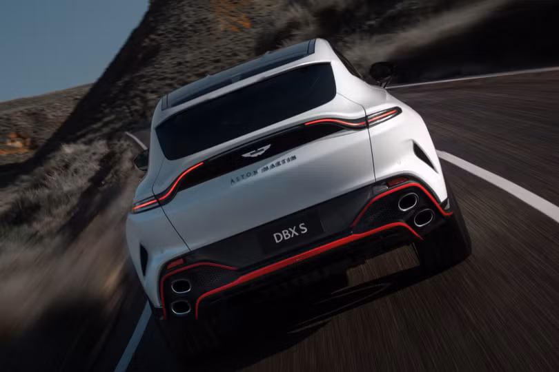 Aston Martin DBX S có 5 chế độ lái khác nhau là GT, Sport, Sport+, Terrain và Individual, vốn cho phép người lái tự lập cấu hình hệ thống treo, trợ lực lái và hệ thống ống xả.