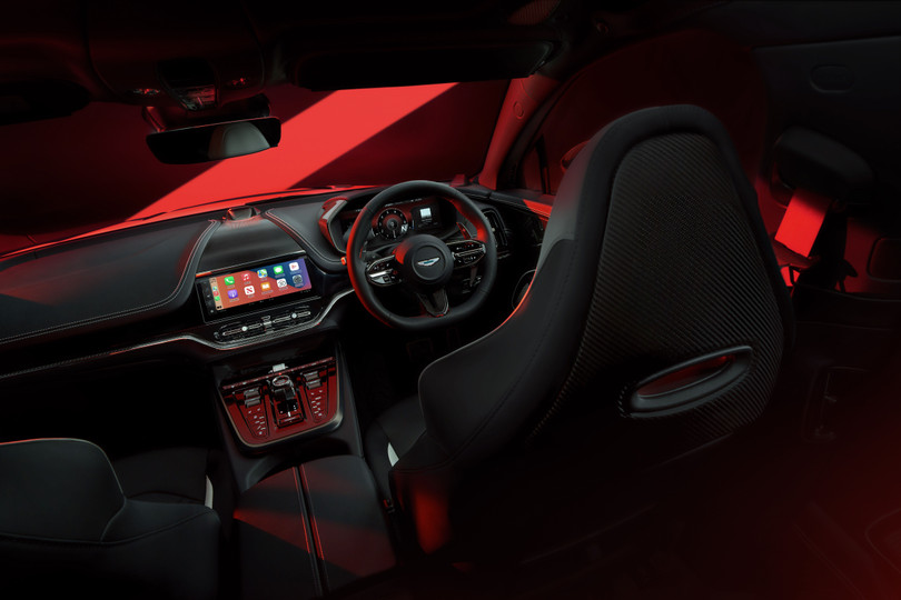 Khu vực bảng taplo của Aston Martin DBX S được bọc Alcantara cao cấp, kết hợp cùng thiết kế nội thất mới mang đậm dấu ấn ký tự &quot;S&quot;. Xe được trang bị bảng đồng hồ taplo kỹ thuật số 12.3 inch và màn hình cảm ứng trung tâm 10.25 inch.