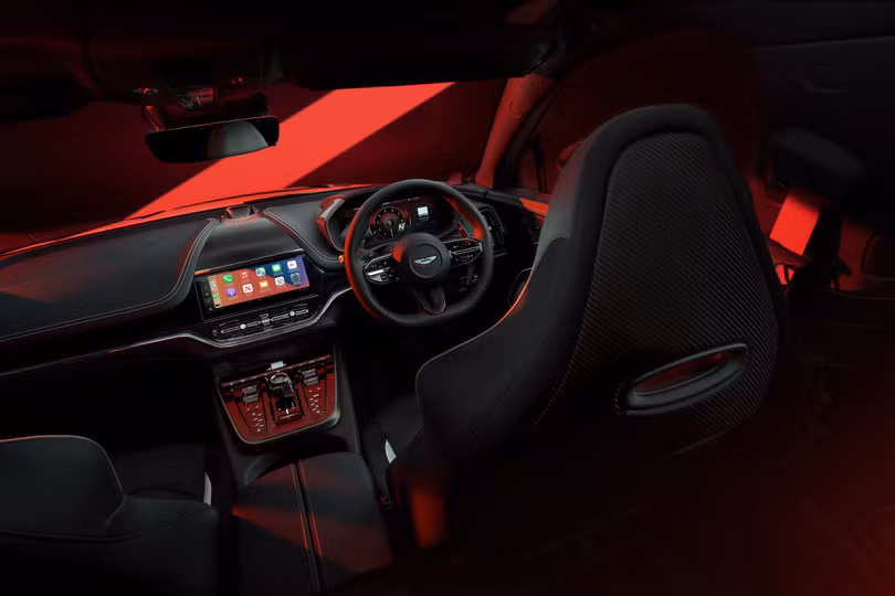 Khu vực bảng taplo của Aston Martin DBX S được bọc Alcantara cao cấp, kết hợp cùng thiết kế nội thất mới mang đậm dấu ấn ký tự "S". Xe được trang bị bảng đồng hồ taplo kỹ thuật số 12.3 inch và màn hình cảm ứng trung tâm 10.25 inch.