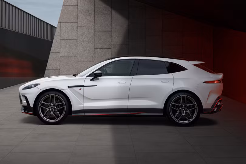 Aston Martin DBX S có kích thước 5.039 x 1.998 x 1.680 mm, trục cơ sở 3.060 mm. Với hệ thống treo khí nén, chiều cao khoảng sáng gầm dao động 190 - 235 mm cùng khả năng lội nước tĩnh lên đến 500 mm.