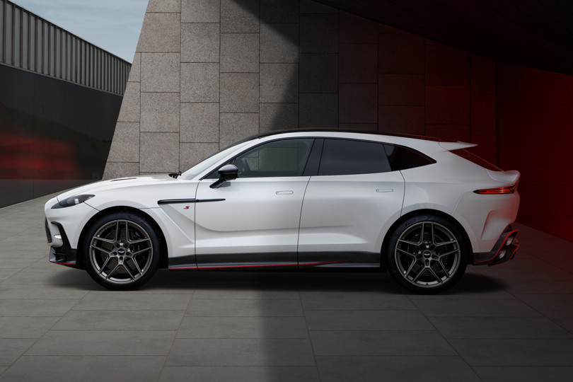 Aston Martin DBX S có kích thước 5.039 x 1.998 x 1.680 mm, trục cơ sở 3.060 mm. Với hệ thống treo khí nén, chiều cao khoảng sáng gầm dao động 190 - 235 mm cùng khả năng lội nước tĩnh lên đến 500 mm.