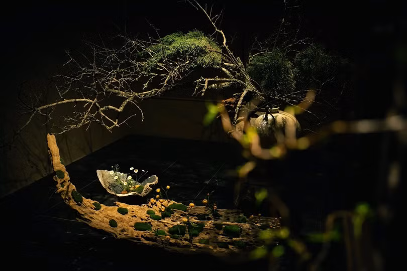 Một tác phẩm 'sắp đặt' của hoa lá - Ảnh: BTC