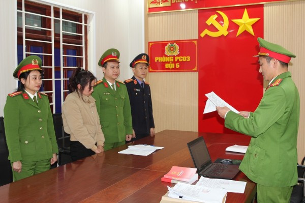 Cơ quan Cảnh sát điều tra Công an tỉnh Nghệ An đọc lệnh khởi tố vụ án, khởi tố bị can đối với Lê Thị Lộc.