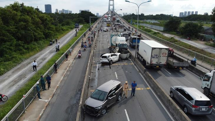 Tổng công có 6 xe tông nhau liên hoàn trên cầu Phú Mỹ, hướng từ quận 7 sang Thủ Đức - Ảnh: MINH HÒA