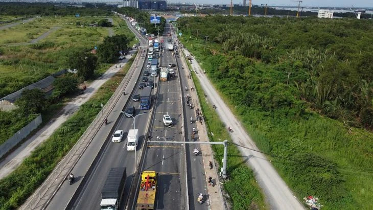 Toàn cảnh hiện trường vụ tai nạn nghiêm trọng trên cầu Phú Mỹ, hiện trường vụ tai nạn kéo dài hàng trăm mét - Ảnh: MINH HÒA