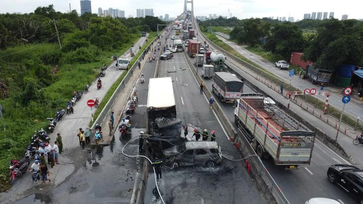 Sau va chạm, chiếc xe tải và ô tô bốc cháy ngùn ngụt, cabin xe tải và ô tô bị ngọn lửa thiêu rụi - Ảnh: MINH HÒA