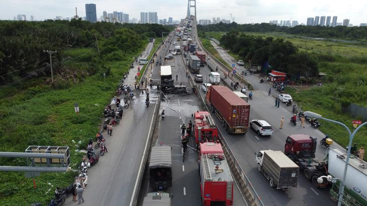 Lực lượng PCCC có mặt tại hiện trường triển khai công tác chữa cháy - Ảnh: MINH HÒA