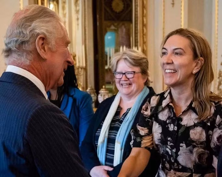 Bà Antonia Romeo (phải) gặp Vua Charles vào năm 2023 tại một buổi tiếp tân ở Cung điện Buckingham, London - Ảnh: AFP