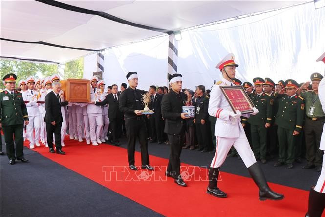 Các đồng chí lãnh đạo Đảng, Nhà nước, Quốc hội đưa Linh cữu Nguyên Chủ tịch nước Trần Đức Lương vào nghĩa trang xã Phổ Khánh. Ảnh: Phạm Cường/TTXVN Các đồng chí lãnh đạo Đảng, Nhà nước, Quốc hội đưa Linh cữu Nguyên Chủ tịch nước Trần Đức Lương vào nghĩa trang xã Phổ Khánh. Ảnh: Phạm Cường/TTXVN
