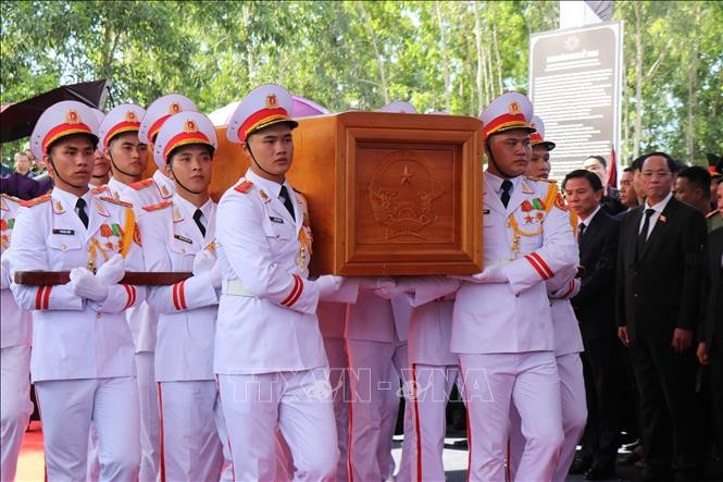 Linh cữu nguyên Chủ tịch nước Trần Đức Lương được đưa vào đến nơi an táng nghĩa trang xã Phổ Khánh. Ảnh: Phạm Cường/TTXVN Linh cữu nguyên Chủ tịch nước Trần Đức Lương được đưa vào đến nơi an táng nghĩa trang xã Phổ Khánh. Ảnh: Phạm Cường/TTXVN