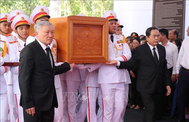 Các đồng chí lãnh đạo Đảng, Nhà nước, Quốc hội đưa Linh cữu Nguyên Chủ tịch nước Trần Đức Lương vào nghĩa trang xã Phổ Khánh. Ảnh: Phạm Cường/TTXVN Các đồng chí lãnh đạo Đảng, Nhà nước, Quốc hội đưa Linh cữu Nguyên Chủ tịch nước Trần Đức Lương vào nghĩa trang xã Phổ Khánh. Ảnh: Phạm Cường/TTXVN